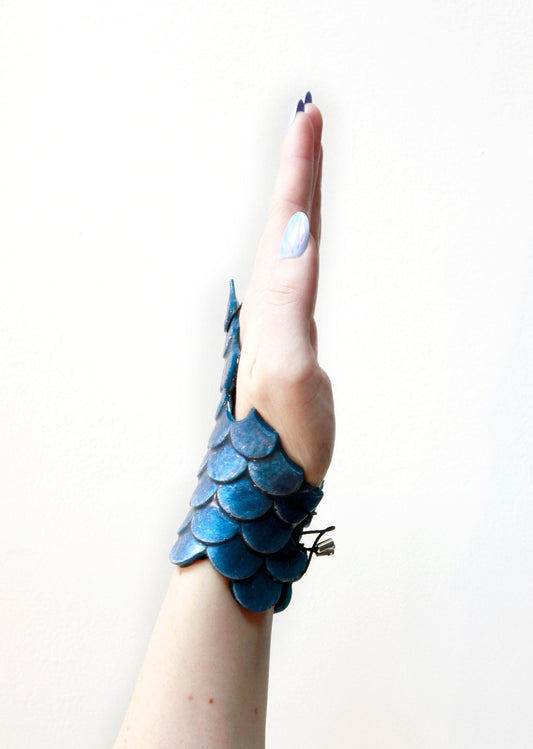 Bracelet Sirène: Main de mer dans un gant d'écailles