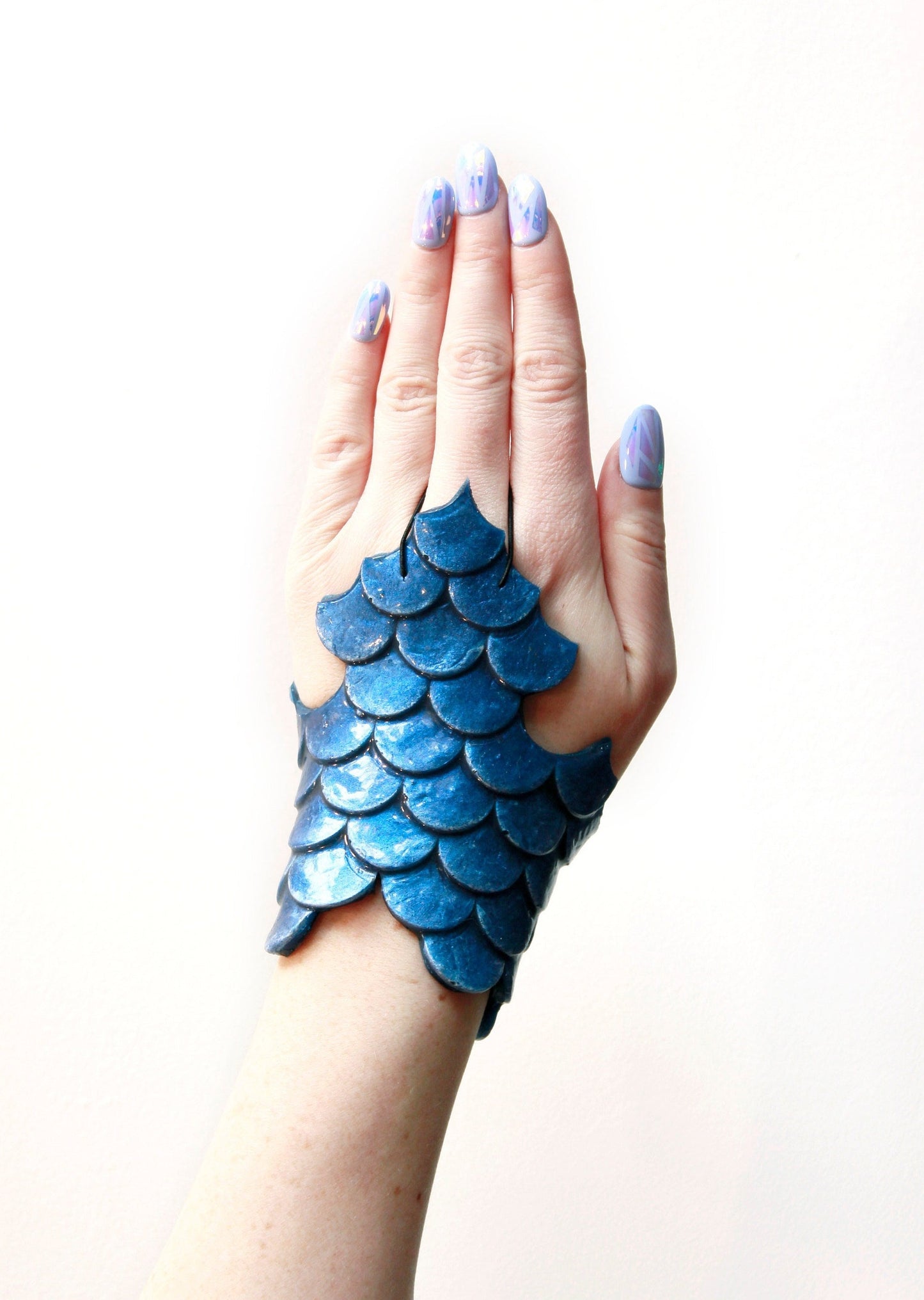 Bracelet Sirène: Main de mer dans un gant d'écailles