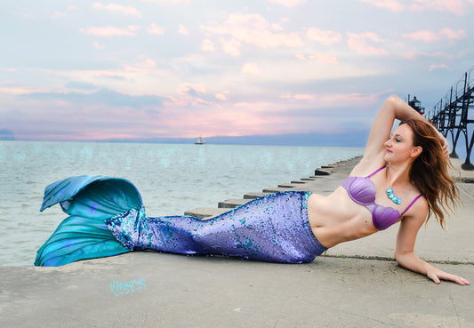 Professionnal and hybrid mermaid tail in sequins and silicone, caudal fin completely in silicone (dragon skin), accessible price.